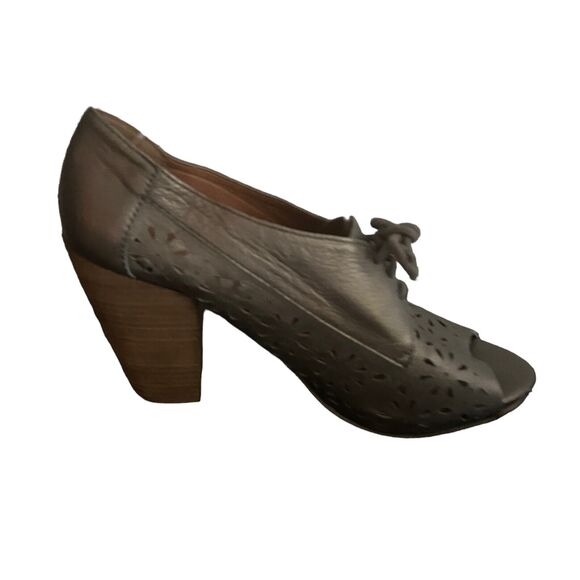 Lucky Brand Pewter Peony Laser Cut Leather Peep Toe Heels Office Party 9.5 - Picture 5 of 14